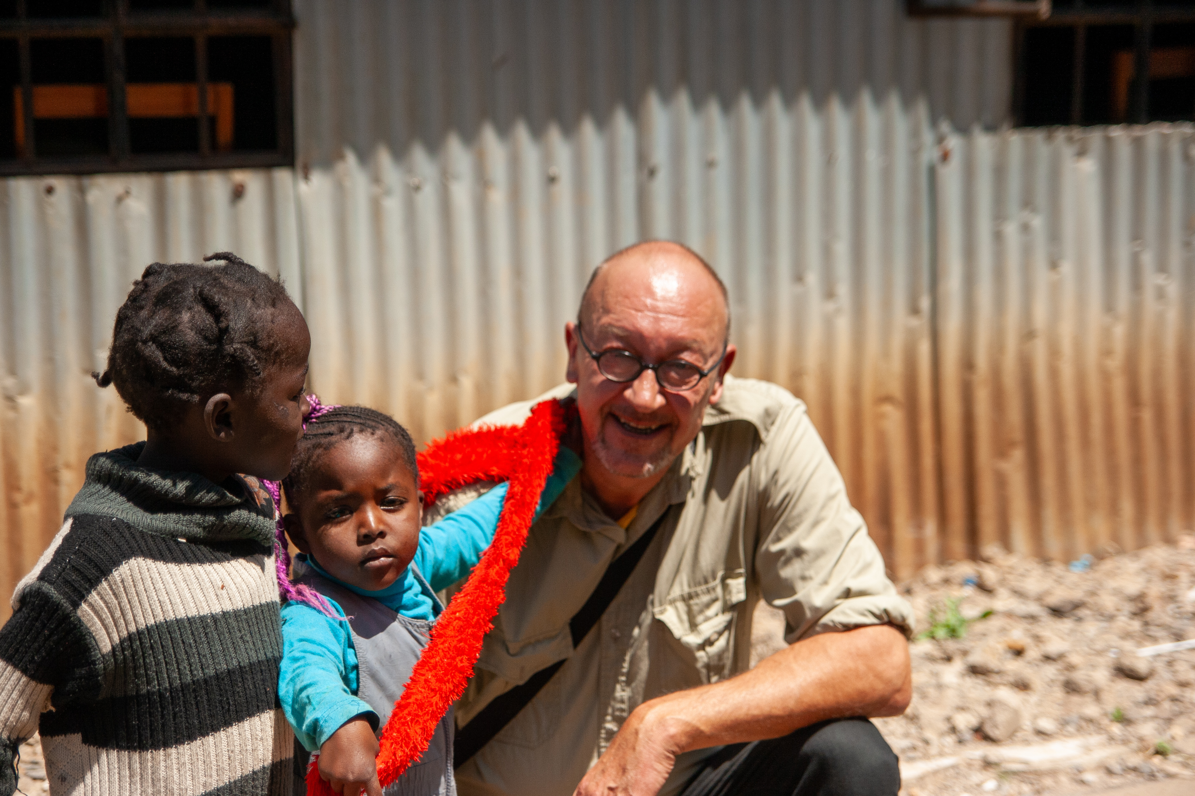 Dr. Martin Bischoff (oben vierter von links) mit Kindern in Nairobi