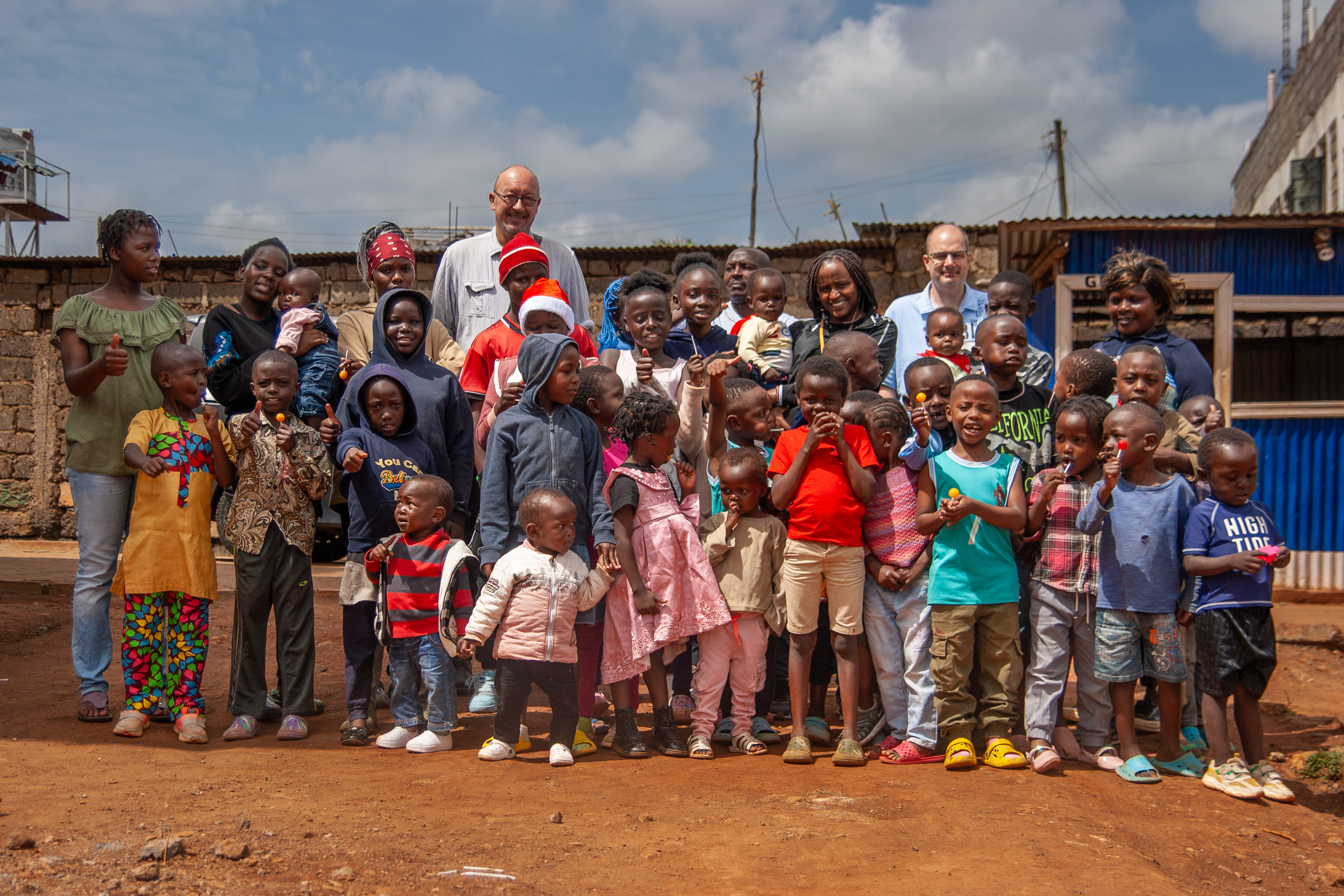 Dr. Martin Bischoff (oben vierter von links) mit Kindern in Nairobi